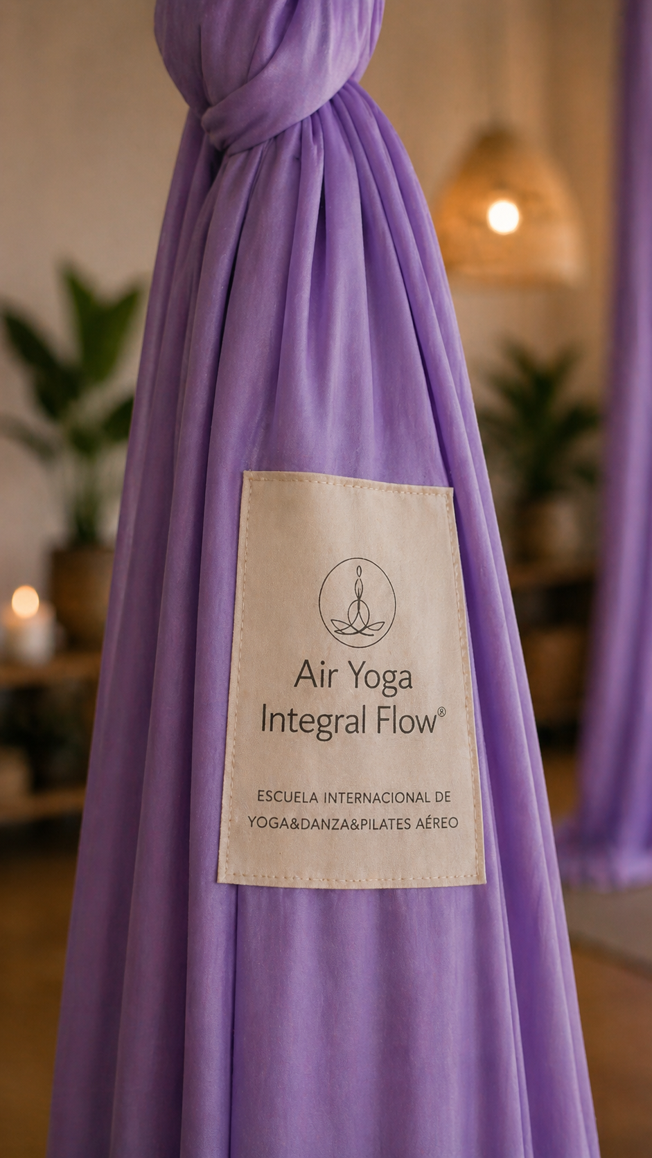 Detalle de hamaca de seda morada con la etiqueta Air Yoga Integral Flow
